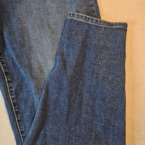 Levi's Women's High Waisted Mom Jeans - Size 31/29 - Picture 2 of 9